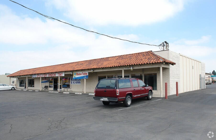1041-1045 W Collins Ave, Orange, CA for lease - Building Photo - Image 1 of 4