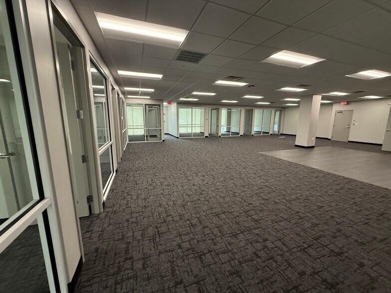 24301 Walden Center Dr, Bonita Springs, FL for lease - Building Photo - Image 3 of 9