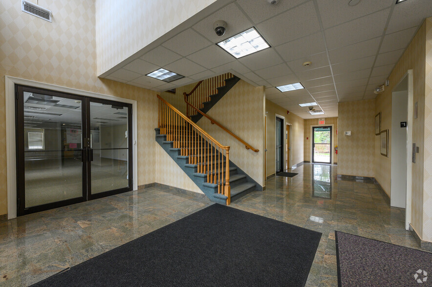 901 State Rt 23 S, Pompton Plains, NJ for lease - Lobby - Image 3 of 8