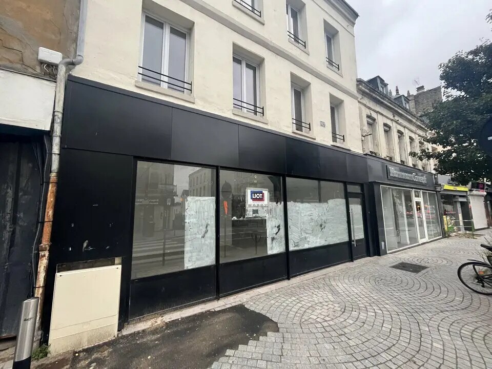 Retail in Le Havre for lease Building Photo- Image 1 of 2