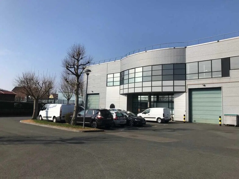 1 Rue Du Groupe Manouchian, Élancourt for lease - Primary Photo - Image 2 of 6