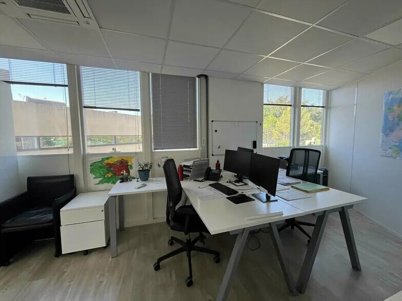 Office in Saint-Raphaël for lease - Interior Photo - Image 3 of 5