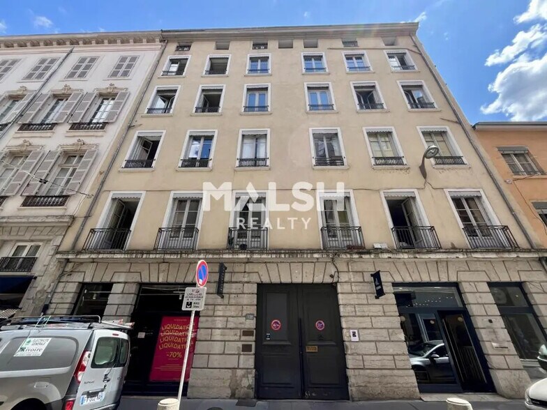 Office in Lyon for lease - Building Photo - Image 1 of 17