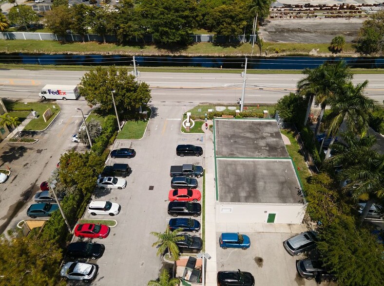 9400 NW 58th St, Miami, FL for lease - Building Photo - Image 3 of 32