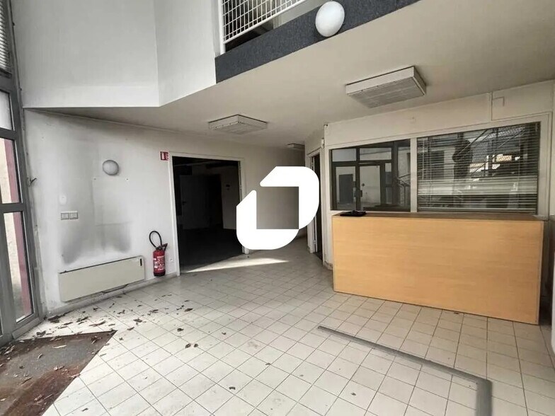 Office in Bordeaux for lease - Interior Photo - Image 2 of 12