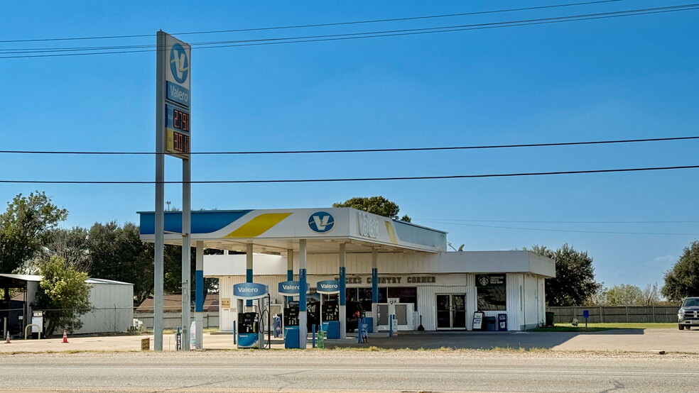 698 US Highway 77 N, Hallettsville, TX for sale - Primary Photo - Image 1 of 12