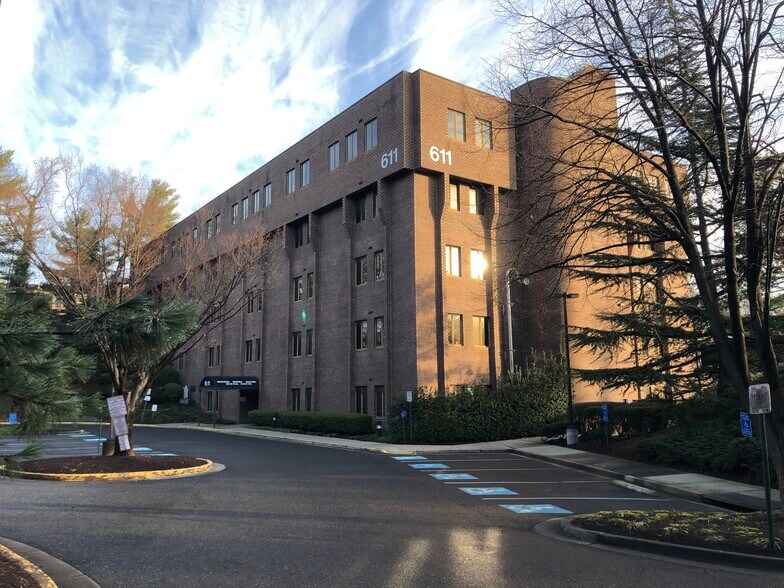 611 S Carlin Springs Rd, Arlington, VA for sale - Building Photo - Image 3 of 19