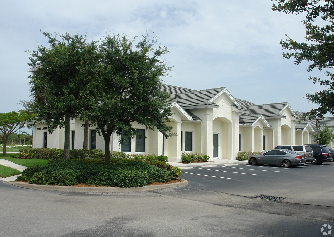 3431 Pine Ridge Rd, Naples, FL 34109