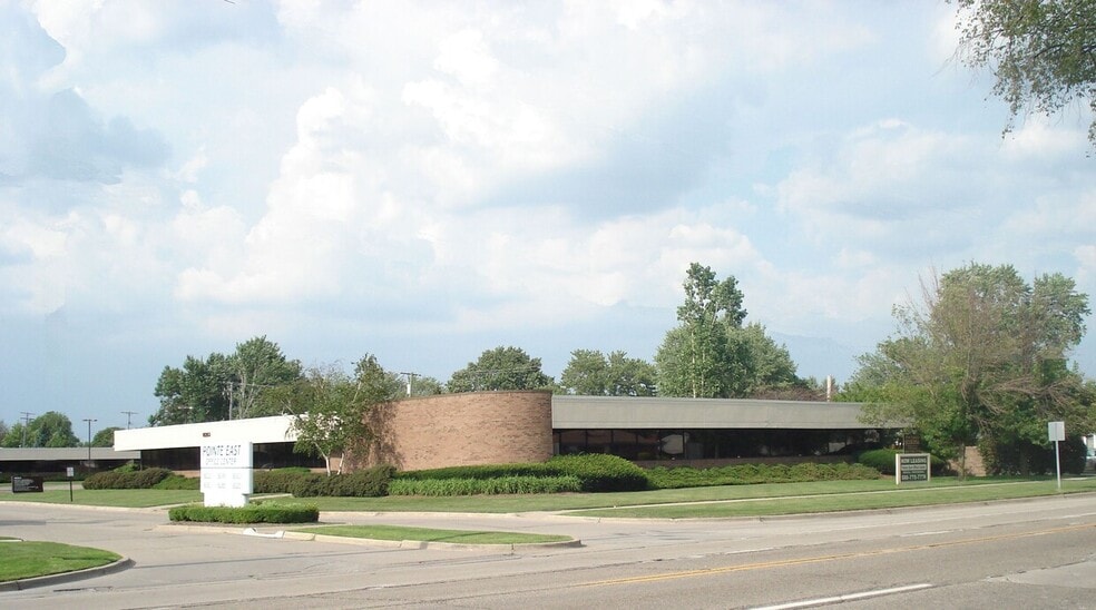 18303 E 10 Mile Rd, Roseville, MI for lease - Building Photo - Image 1 of 1