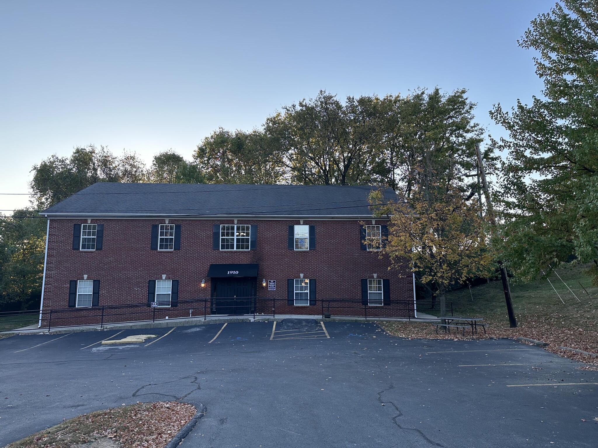 1910 Garden Springs Dr, Lexington, KY for lease Building Photo- Image 1 of 8