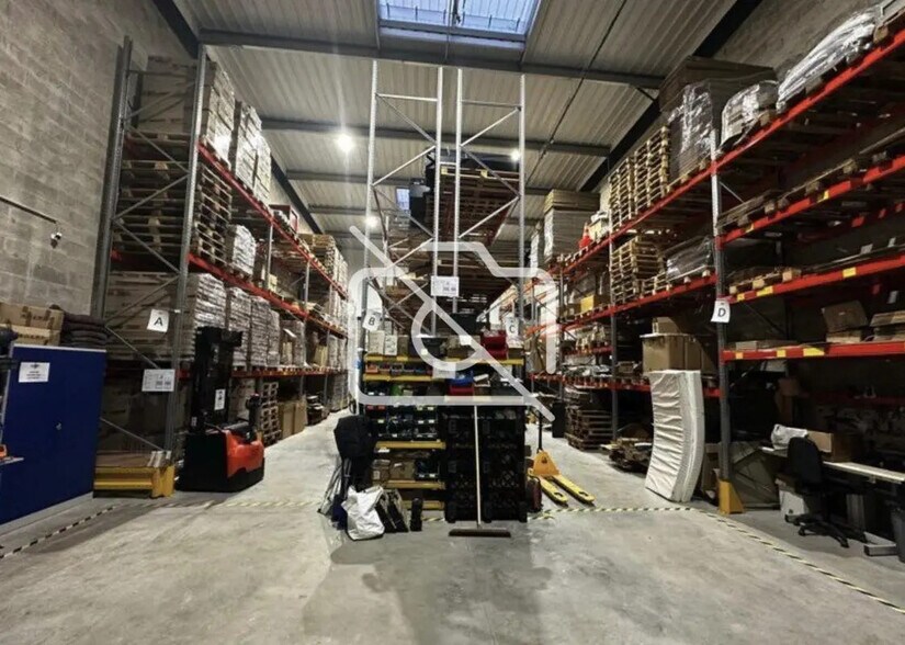 Office in Les Ulis for lease - Interior Photo - Image 1 of 6