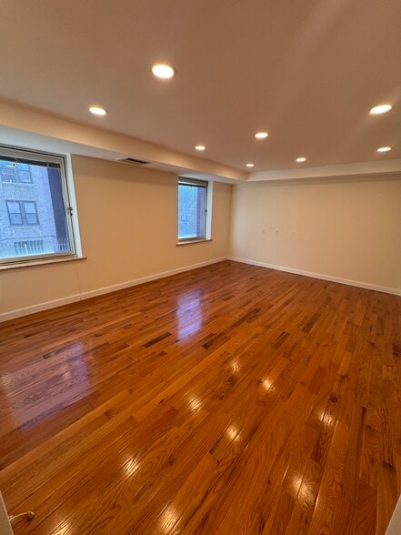13332 41st Rd, Flushing, NY for lease - Building Photo - Image 3 of 15