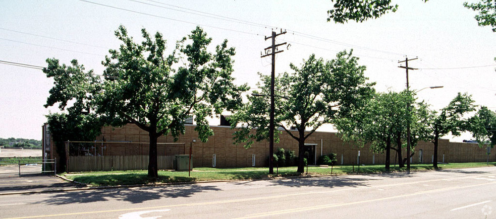 603 Cantiague Rock Rd, Westbury, NY for lease - Building Photo - Image 1 of 3