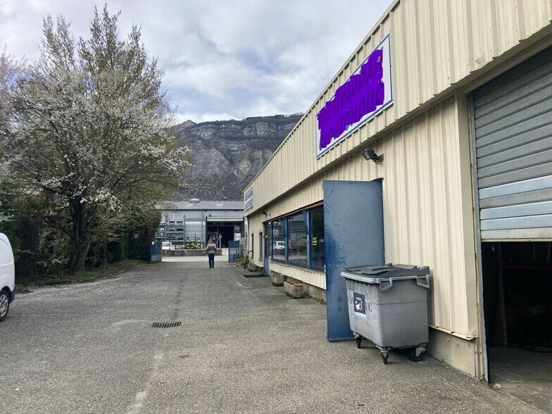 Flex in Crolles for sale - Building Photo - Image 1 of 3