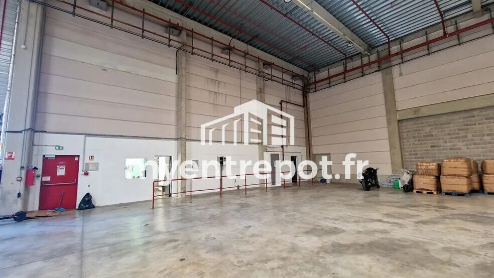 Flex in Marseille for lease - Interior Photo - Image 3 of 5