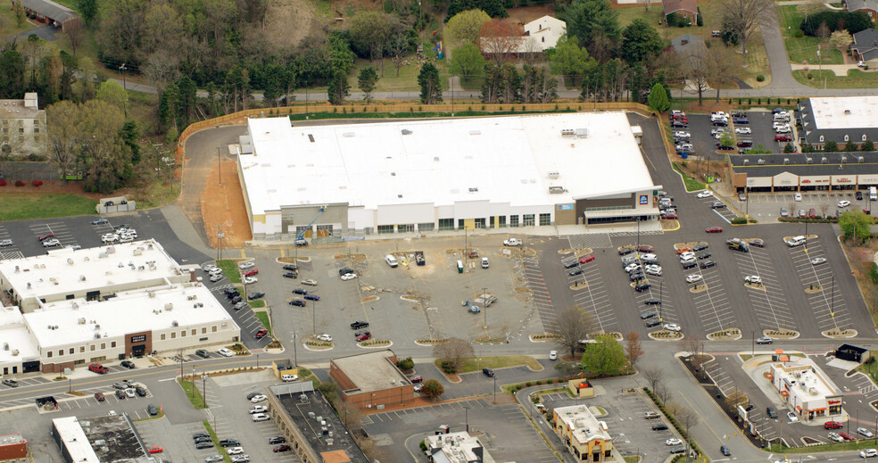 2455 Lewisville Clemmons Rd, Clemmons, NC for lease - Building Photo - Image 1 of 4