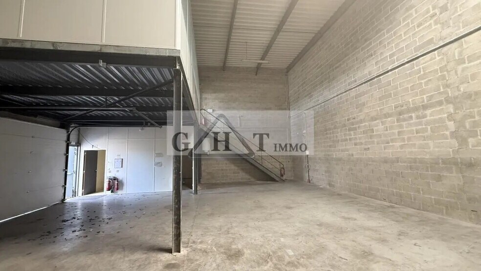 Industrial in Mareuil-lès-Meaux for sale - Interior Photo - Image 3 of 8