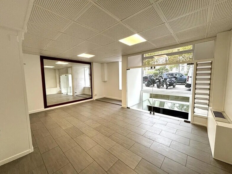Office in Paris for lease - Building Photo - Image 1 of 6