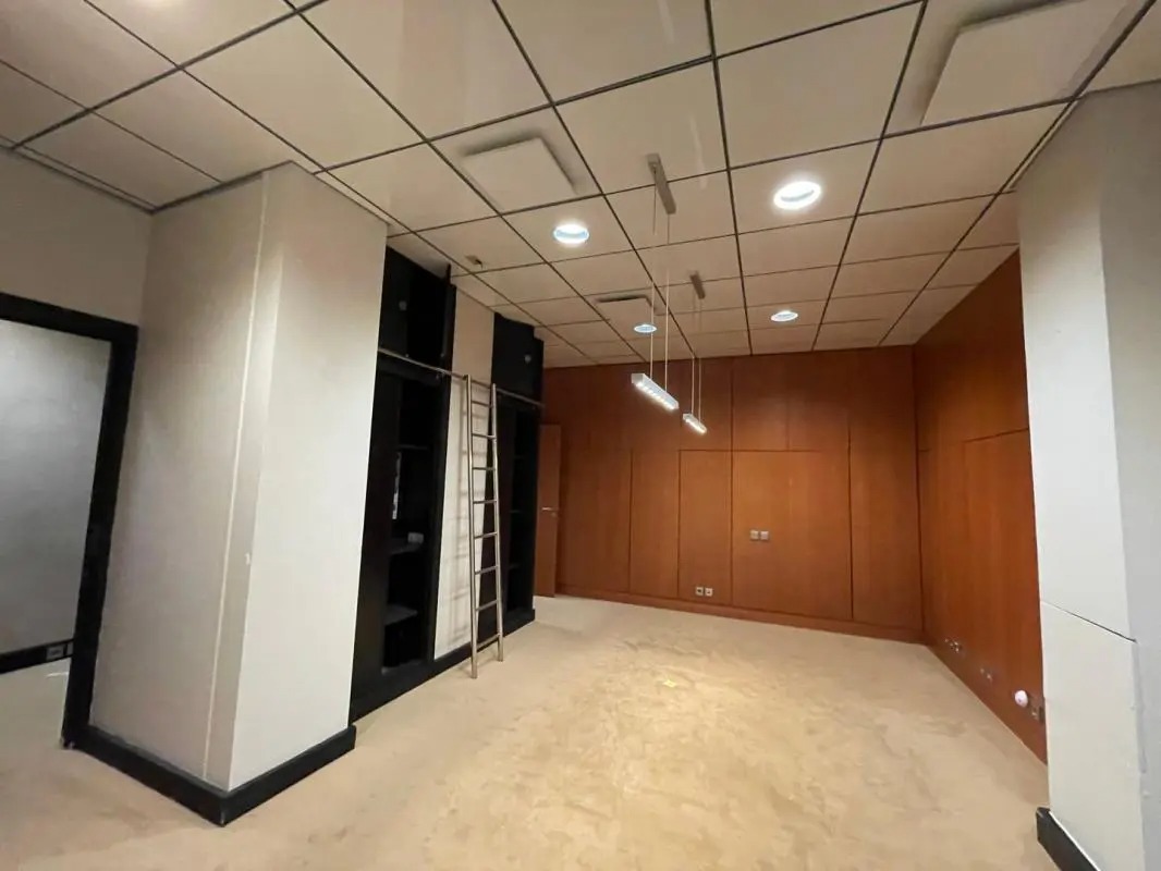 Office in Suresnes for lease Interior Photo- Image 1 of 3