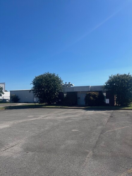 2215 Mock Rd, Huntsville, AL for lease - Building Photo - Image 1 of 6