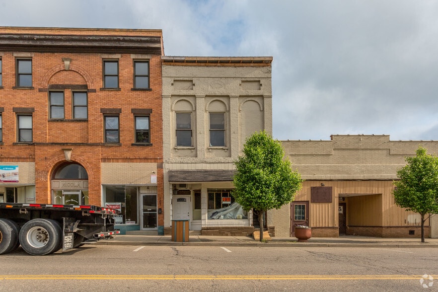 109 E 3rd St, Uhrichsville, OH 44683