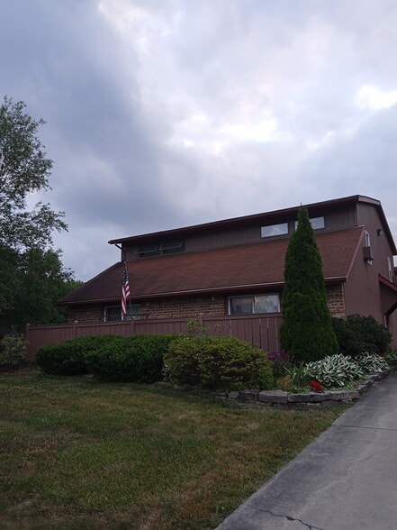 1420 Maplecrest Dr, Youngstown, OH for sale - Primary Photo - Image 1 of 1