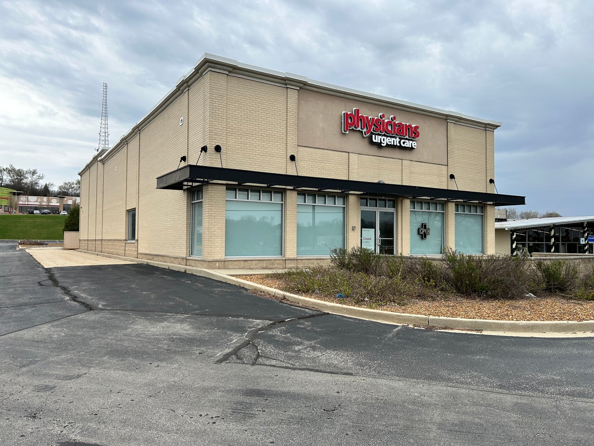 19165 W Bluemound Rd, Brookfield, WI for lease Building Photo- Image 1 of 1