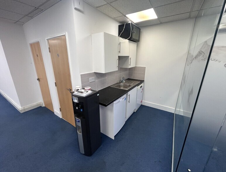 Bessborough Rd, Harrow for lease - Interior Photo - Image 2 of 6