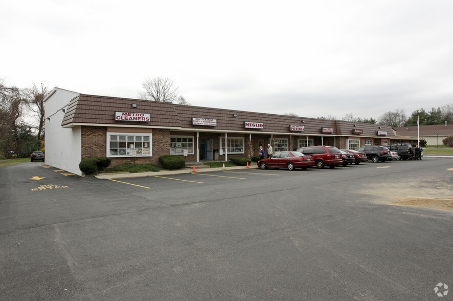 21-33 Swamp Rd, Newtown, PA for lease - Building Photo - Image 1 of 13