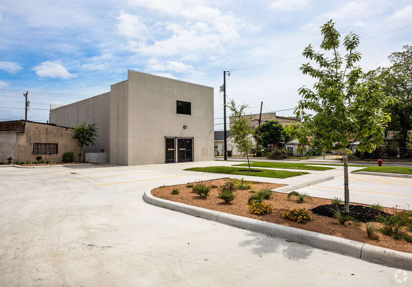 5601 W Commerce Sreet, San Antonio, TX for lease - Building Photo - Image 3 of 12