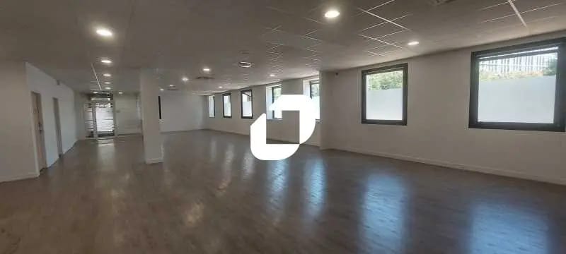 Office in Saint-Denis for lease - Building Photo - Image 3 of 13