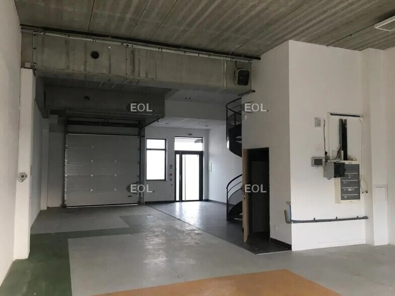 Flex in Saint-Denis for lease - Interior Photo - Image 2 of 12