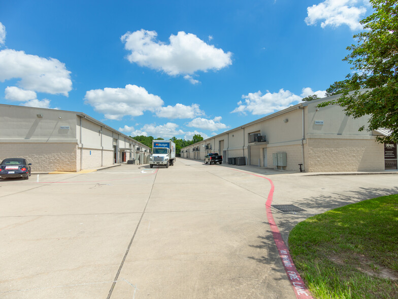 220 Barren Springs Dr, Houston, TX for lease - Building Photo - Image 3 of 32