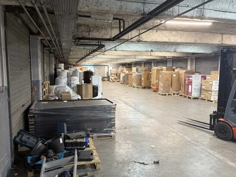 Office in Vaulx-en-Velin for lease - Building Photo - Image 3 of 11