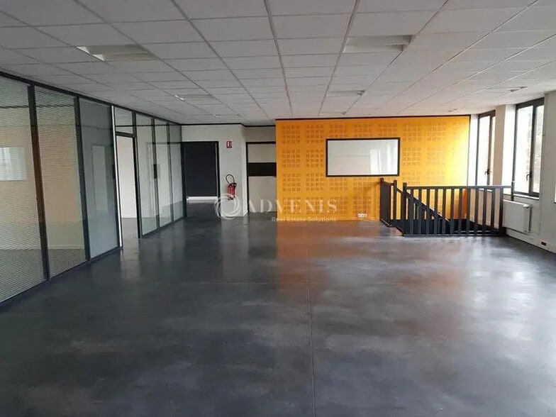 Office in Roubaix for lease - Interior Photo - Image 3 of 5