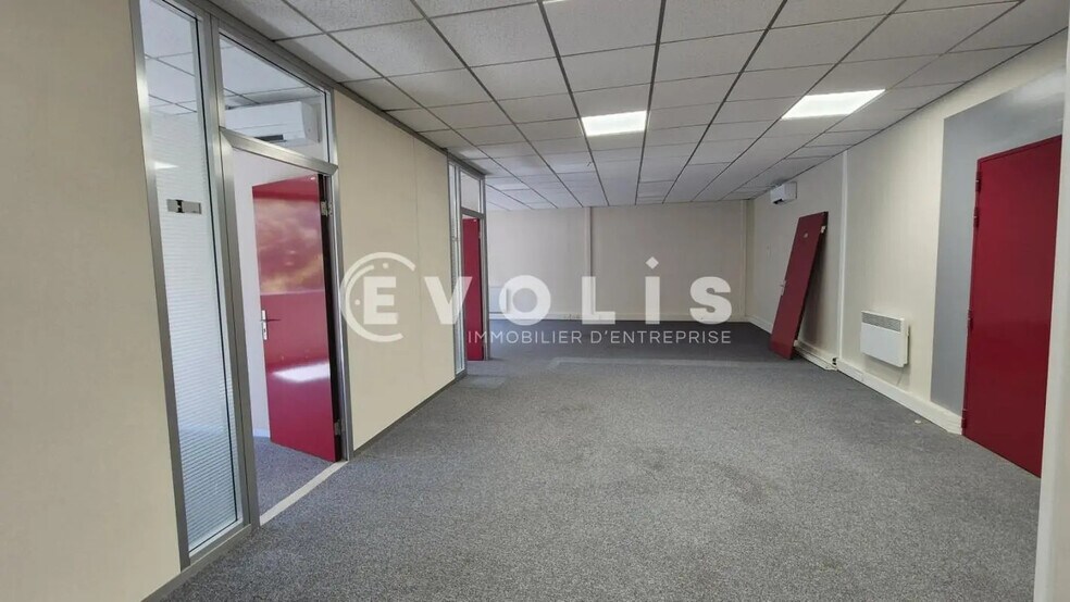 Office in Saint-Thibault-des-Vignes for lease - Interior Photo - Image 1 of 4