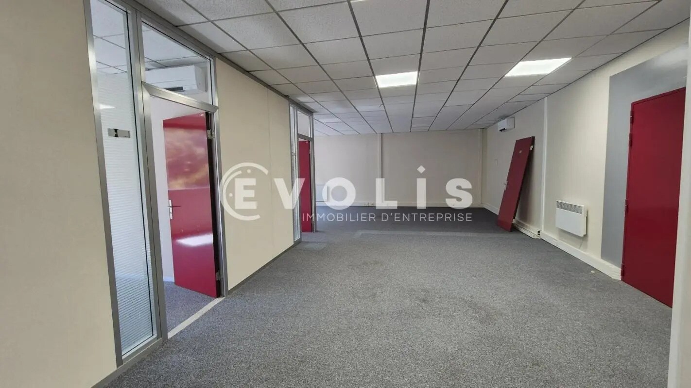 Office in Saint-Thibault-des-Vignes for lease Interior Photo- Image 1 of 5