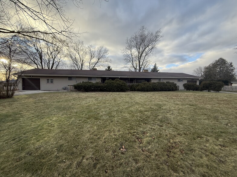 637 N Wright Rd, Janesville, WI for sale - Building Photo - Image 1 of 23