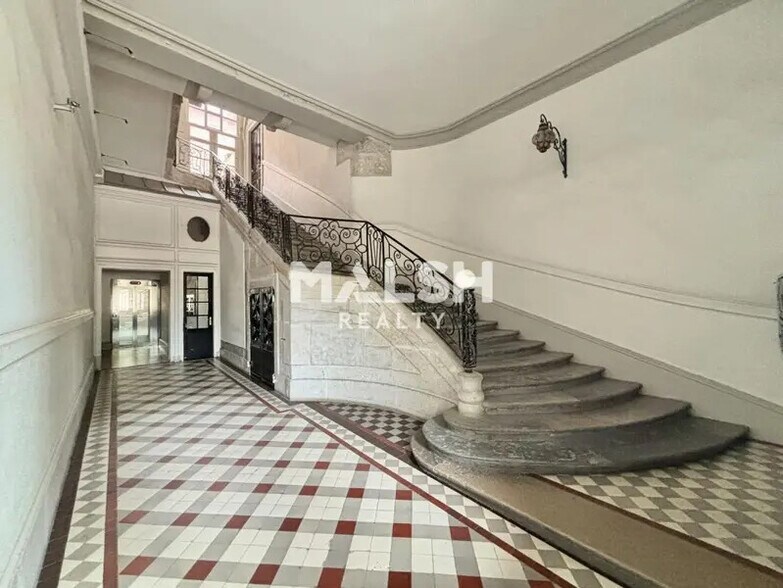 Office in Lyon for lease - Lobby - Image 2 of 8
