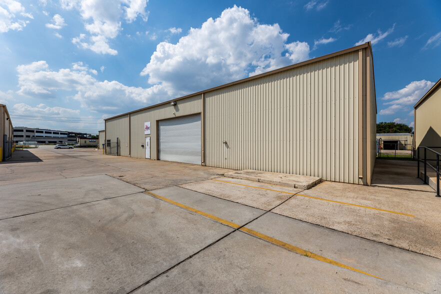 3923 Mickey Gilley Blvd, Pasadena, TX for lease - Building Photo - Image 2 of 72