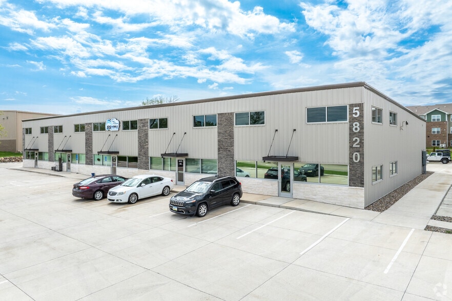 5820 NW Beaver Dr, Johnston, IA for lease - Primary Photo - Image 1 of 11