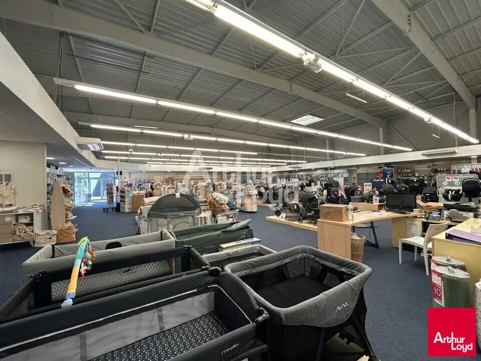 Retail in Villebarou for lease Interior Photo- Image 1 of 4