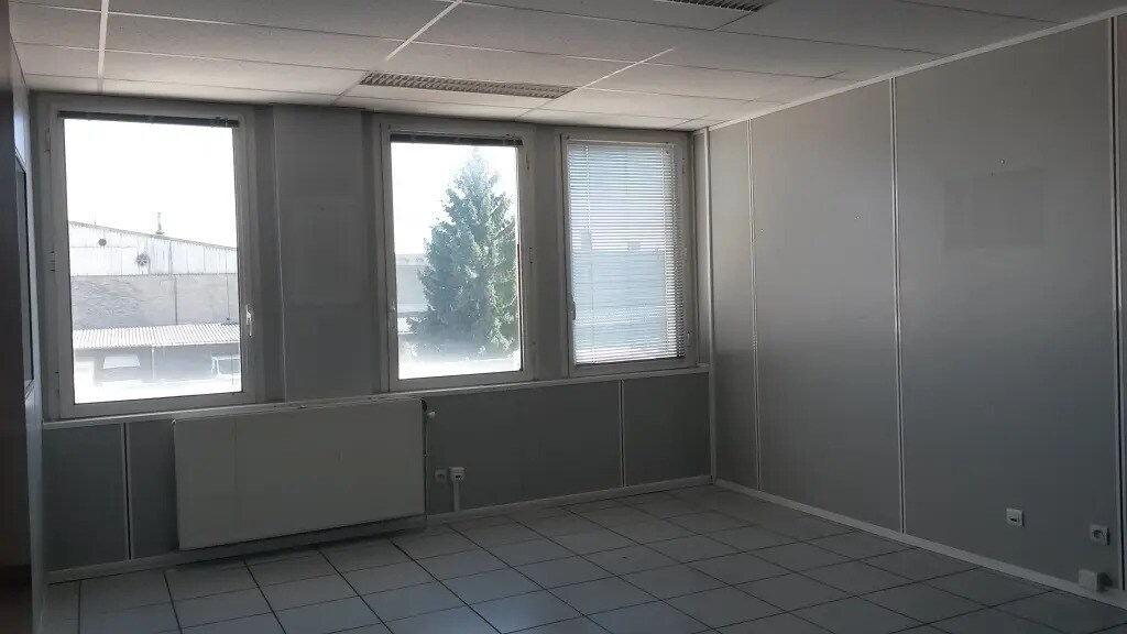 Office in Vénissieux for lease Interior Photo- Image 1 of 2