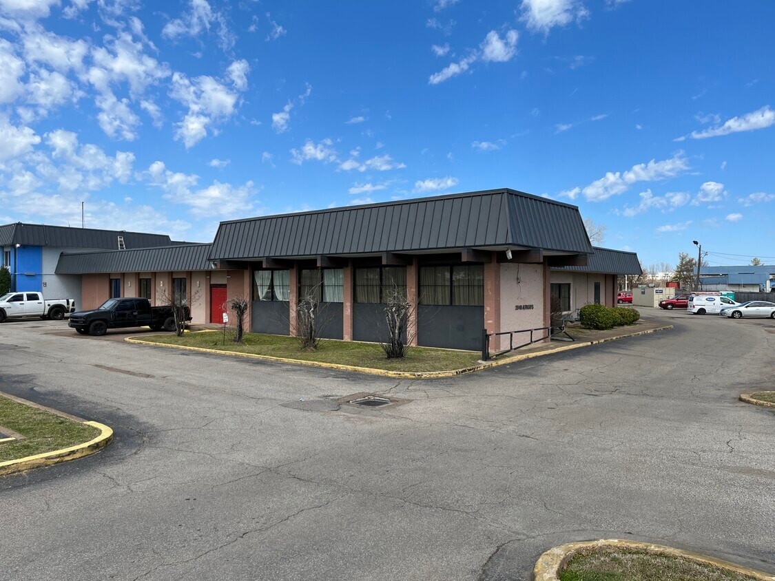2949 Airways Blvd, Memphis, TN for lease Building Photo- Image 1 of 2