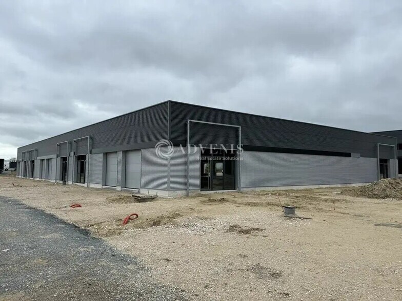 Flex in Chécy for lease - Building Photo - Image 2 of 5