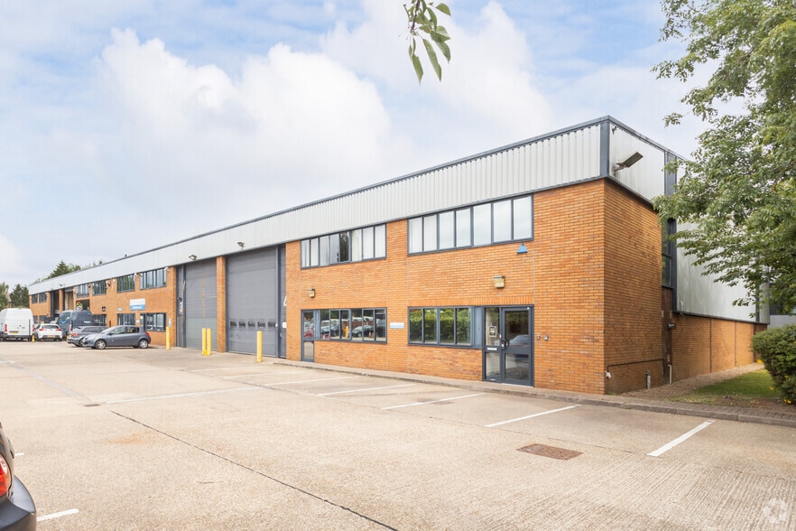 Manor Way, Borehamwood for sale - Primary Photo - Image 1 of 1