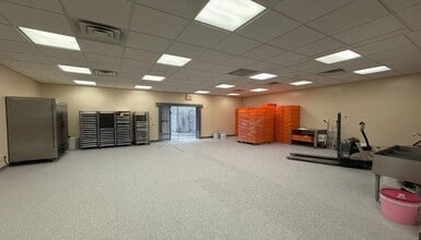 300 Cox St, Roselle, NJ for lease Interior Photo- Image 2 of 8