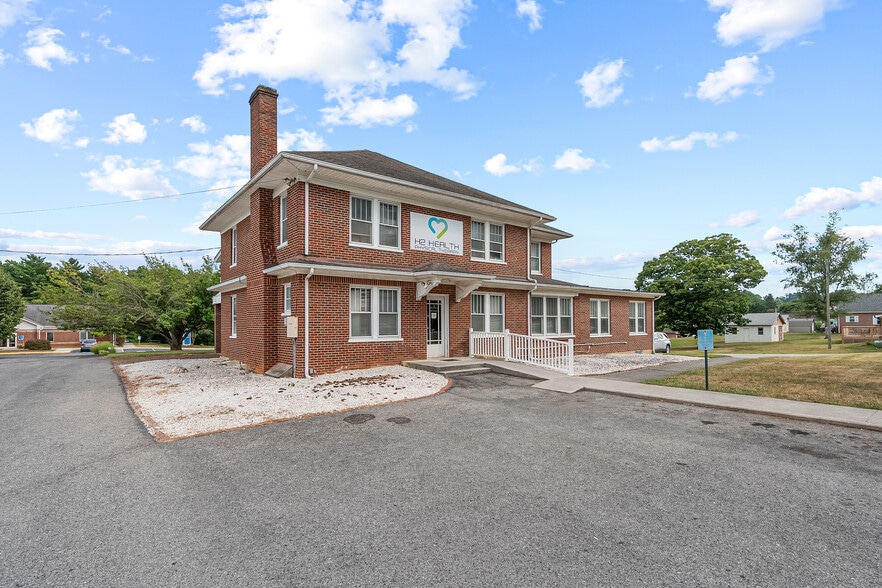 815 E Main St, Floyd, VA for sale - Primary Photo - Image 1 of 87