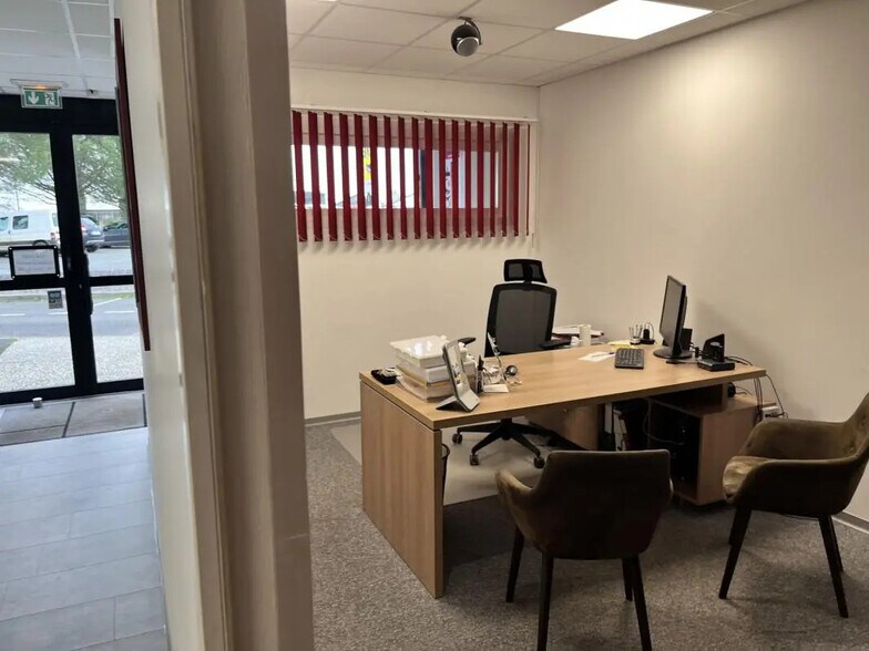 Retail in Langon for lease - Building Photo - Image 3 of 5