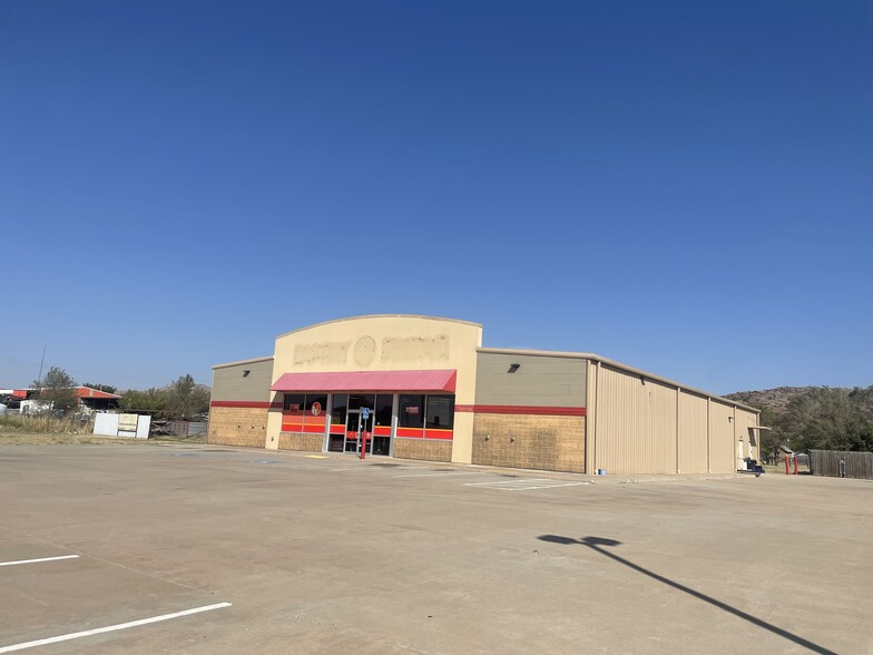 101 E 1st St, Granite, OK for lease - Building Photo - Image 2 of 4